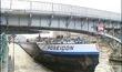 Une péniche heurte la passerelle à Liège